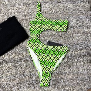 Brand New Triangl Vinni Oritgia Set Bathing Suit Size Small!